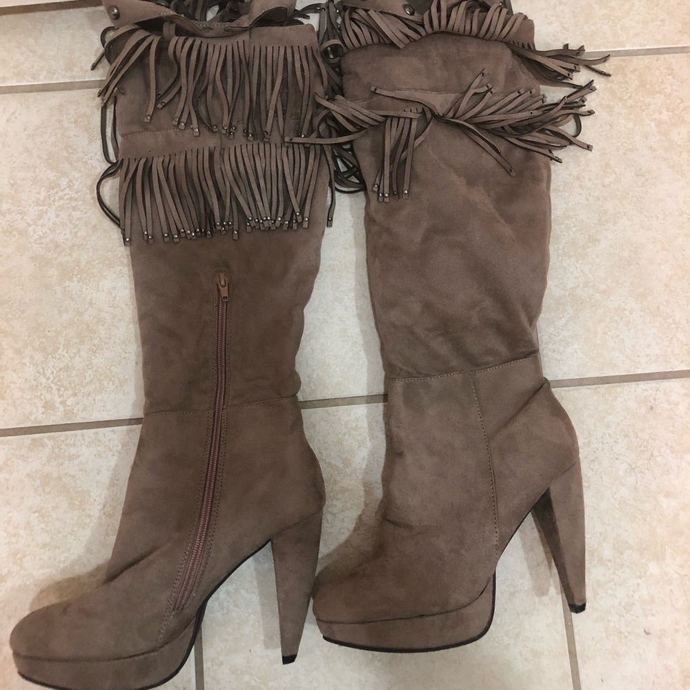 Brown sued fringe boots